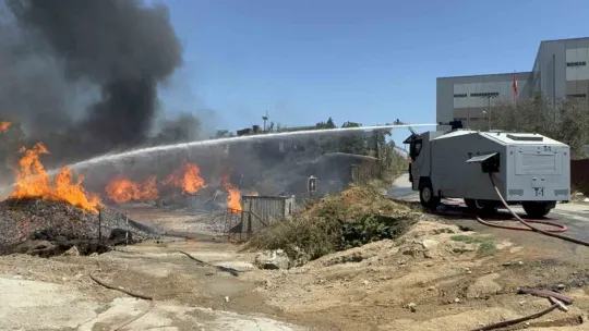 Palet fabrikasındaki yangına müdahale sürüyor