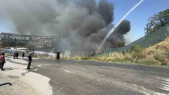 Palet fabrikasındaki yangına müdahale sürüyor