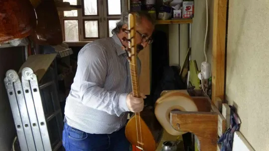 Evinin ardiyesini atölyeye çevirdi