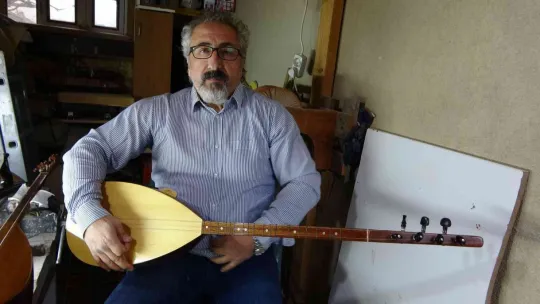 Evinin ardiyesini atölyeye çevirdi