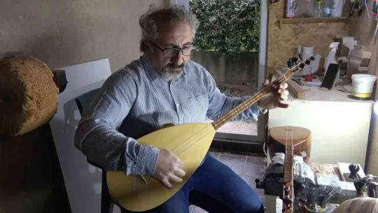 Evinin ardiyesini atölyeye çevirdi