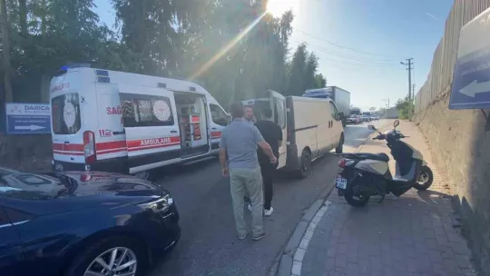 Panelvan motosiklete çarptı: yaralı var