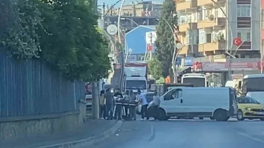 Panelvan motosiklete çarptı: yaralı var