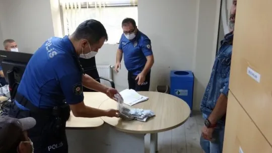Para dolu poşeti polise teslim etti