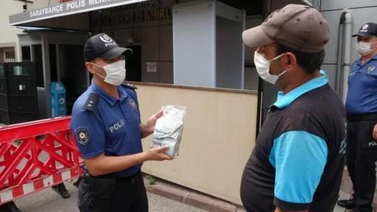 Para dolu poşeti polise teslim etti