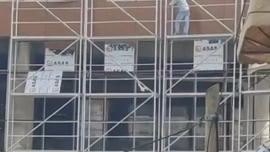 Parasını alamayan işçiden ilginç eylem