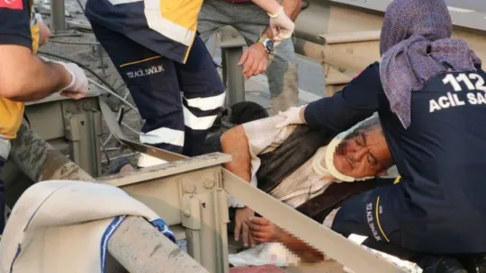 Parçalanan TIR'dan bariyerlerin arasına atladı