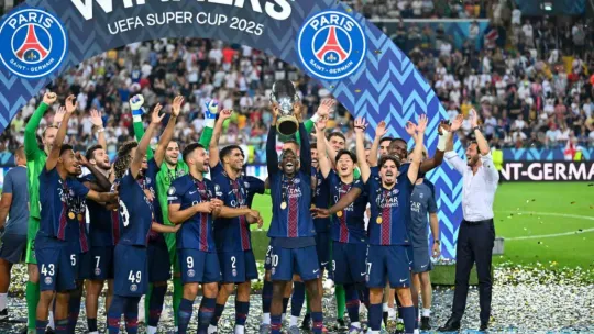 Paris Saint-Germain, Süper Kupa'yı ilk kez müzesine götürdü