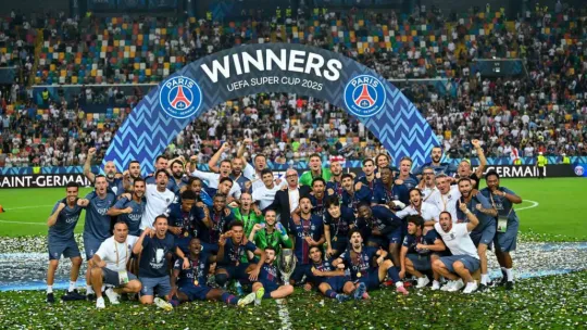 Paris Saint-Germain, Süper Kupa'yı ilk kez müzesine götürdü