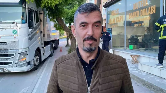 Park etmeye çalışan tırın üzerine ağaç devrildi