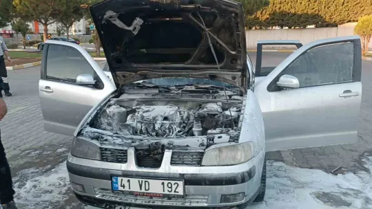 Park ettiği otomobili saniyeler içinde alev aldı