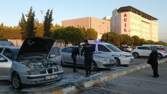 Park ettiği otomobili saniyeler içinde alev aldı