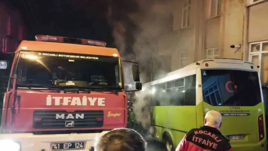 Park halinde alev alan halk otobüsü kullanılamaz hale geldi