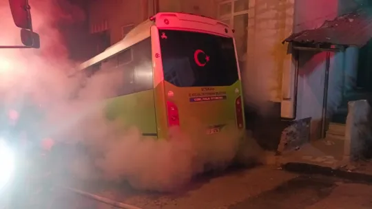 Park halinde alev alan halk otobüsü kullanılamaz hale geldi