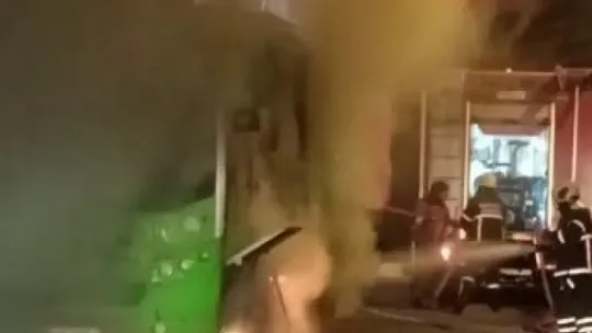 Park halinde alev alan halk otobüsü kullanılamaz hale geldi