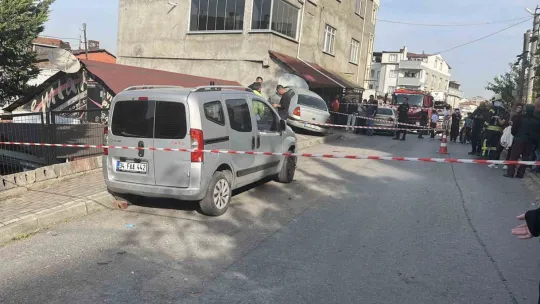 Park halindeki araca çarpan otomobil evin çatısına çıktı