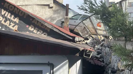 Park halindeki araca çarpan otomobil evin çatısına çıktı