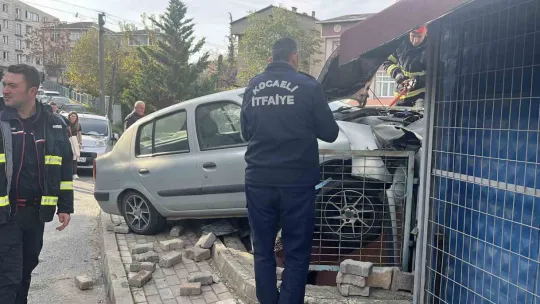 Park halindeki araca çarpan otomobil evin çatısına çıktı