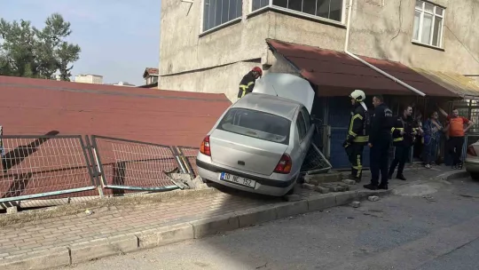 Park halindeki araca çarpan otomobil evin çatısına çıktı