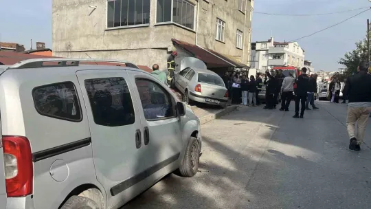 Park halindeki araca çarpan otomobil evin çatısına çıktı