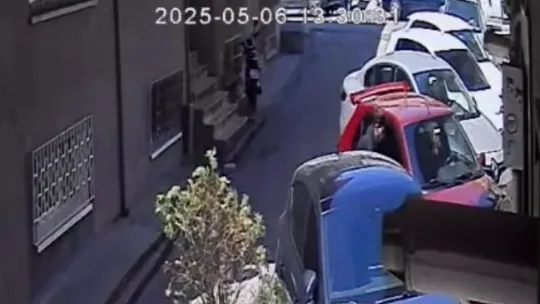 Park halindeki araca taş ve yumruklarla saldırdı: Hiçbir şey olmamış gibi yoluna devam etti