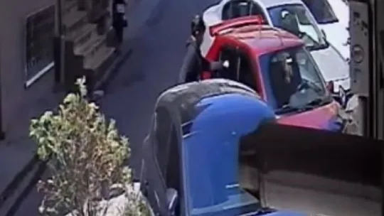 Park halindeki araca taş ve yumruklarla saldırdı: Hiçbir şey olmamış gibi yoluna devam etti