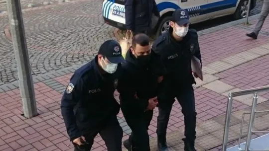 Park halindeki araçlara tekme ile zarar veren saldırgan yakalandı
