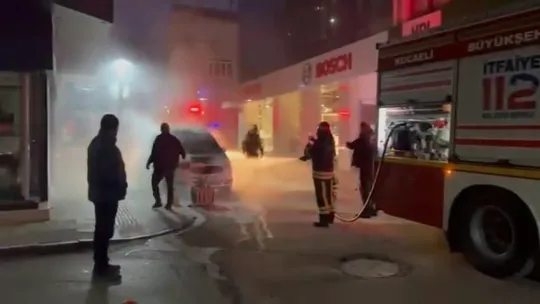 Park halindeki araçta yangın çıktı