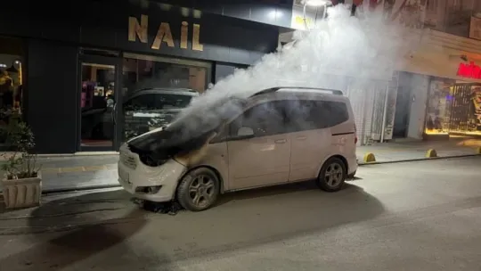 Park halindeki araçta yangın çıktı