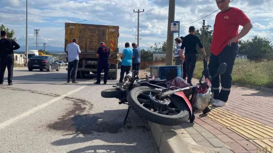 Kamyona çarpan motosikletli yaralandı