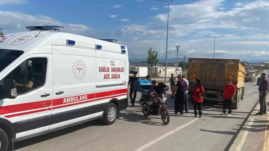 Kamyona çarpan motosikletli yaralandı