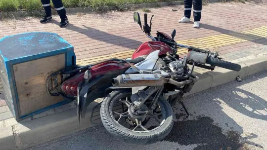 Kamyona çarpan motosikletli yaralandı