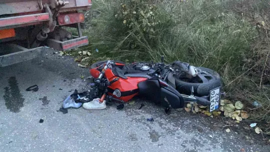 Park halindeki kamyona çarpan motosikletli ağır yaralandı