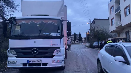Park halindeki kamyona çarpan motosikletli ağır yaralandı