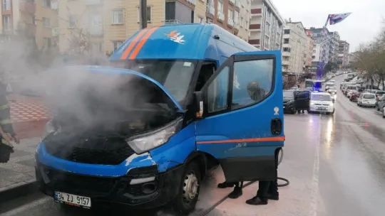 Park halindeki kargo aracında yangın çıktı