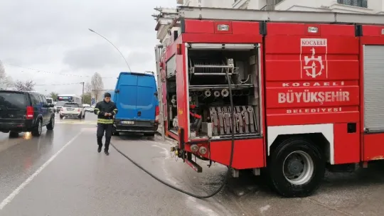 Park halindeki kargo aracında yangın çıktı