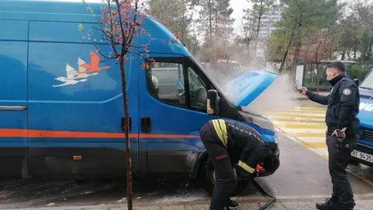 Park halindeki kargo aracında yangın çıktı