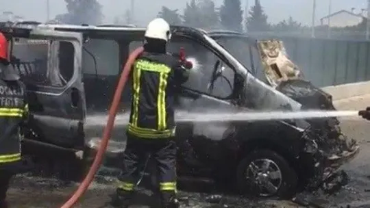 Park halindeki minibüs alev alev yandı