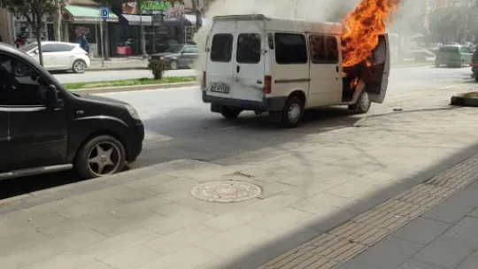 Park halindeki minibüs alev alev yandı
