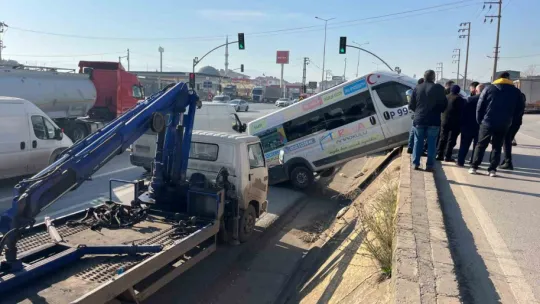 Park halindeki minibüs duvardan yolun kenarına düşerek asılı kaldı