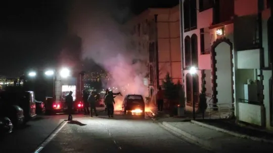 Park halindeki otomobil alev alev yandı!
