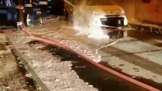 Park halindeki otomobil alev alev yandı
