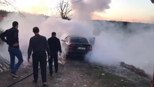 Park halindeki otomobil alev alev yandı