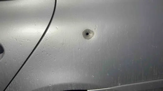 Park halindeki otomobili kurşunlandılar