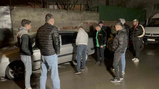 Park halindeki otomobili kurşunlandılar