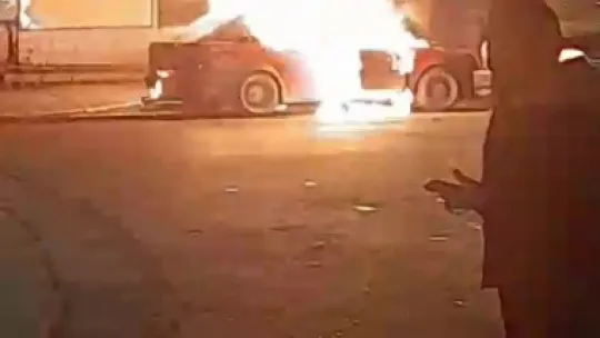 Park halindeki otomobil yandı