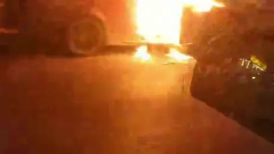 Park halindeki otomobil yandı