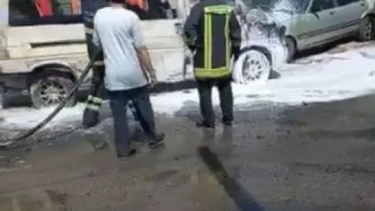 Park halindeki otomobile çarpan minibüs alev alev yandı