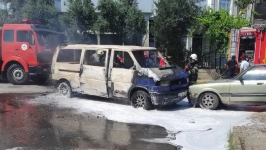 Park halindeki otomobile çarpan minibüs alev alev yandı