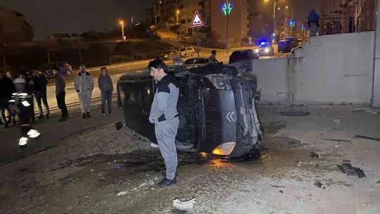 Park halindeki otomobile çarpan araç takla attı